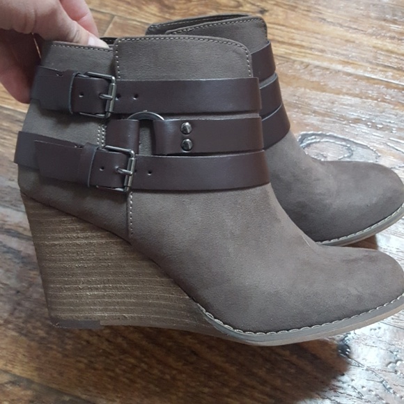Carlos Santana Shoes - Carlos Santana Cassidy Wedge Ankle Boot
